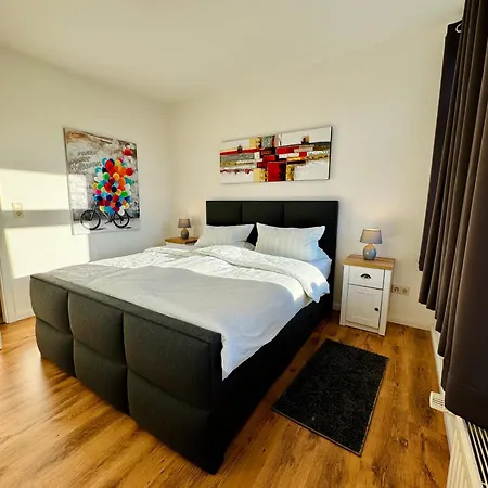 Schicke Im Gruenen Hinterhof *